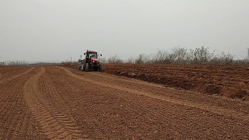 Trator LK1204 em operação na Lavoura