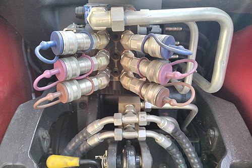 3 saídas hidráulicas traseiras + 2 saídas hidráulicas dianteiras